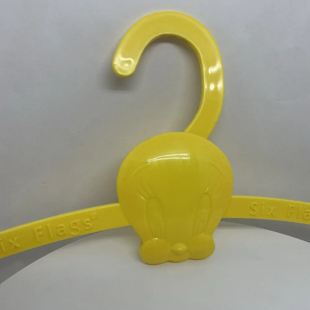 Tweety Bird Hanger Six Flags Magic Mountain Souvenir Warner Brothers 1998Plastic